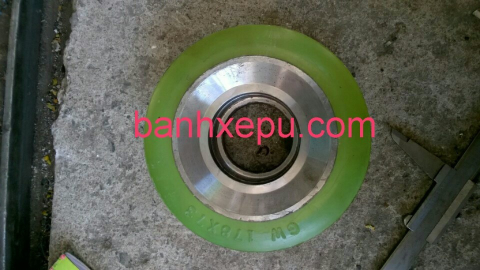 Thay bánh xe nâng điện Nichiyu 330x145