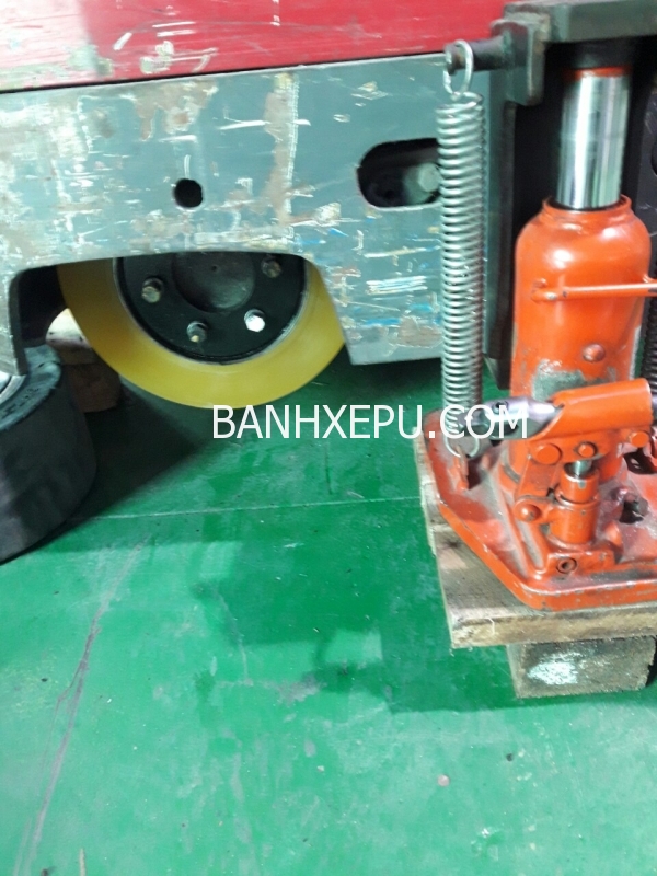 Thay bánh xe nâng điện Nichiyu 330x145 Thay bánh xe nâng điện Nichiyu 330x145