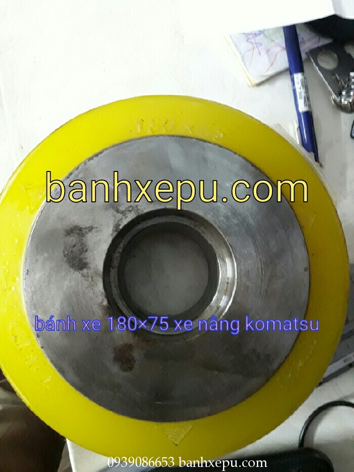 Xe nÃ¢ng Äiá»n KOMATSU bÃ¡nh caster 180X75mm