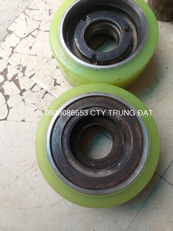 Bánh lái xe nâng raymond cóc bánh xe pu 310x110