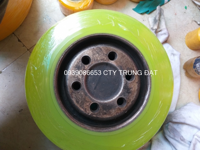 Bánh lái xe nâng raymond cóc bánh xe pu 310x110